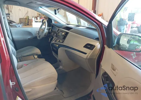 2012 Toyota Sienna Le V6 8 Passenger z USA, uszkodzony, nr VIN 5TDKK3DC5CS198097